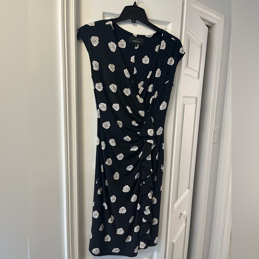 Black and white geometric rose pattern stretch material.